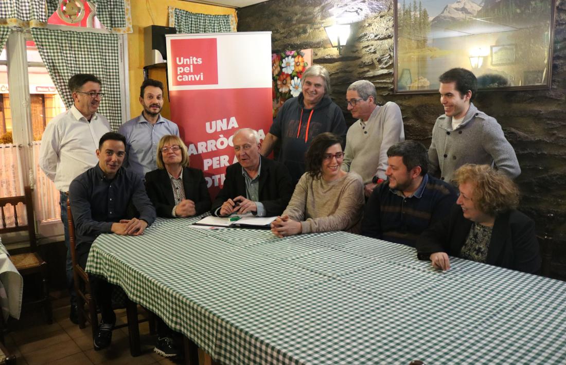 Travesset, al centre, envoltat per la candidatura d’Units pel Canvi.