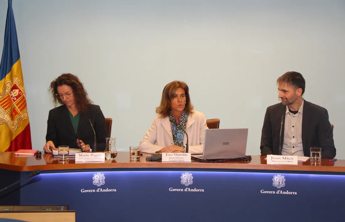 La ministra d'Educació i Ensenyament Superior, Ester Vilarrubla; la directora del departament d'Inspecció i de Qualitat Educativa, Marie Pagés, i el director del CRES, Joan Micó.