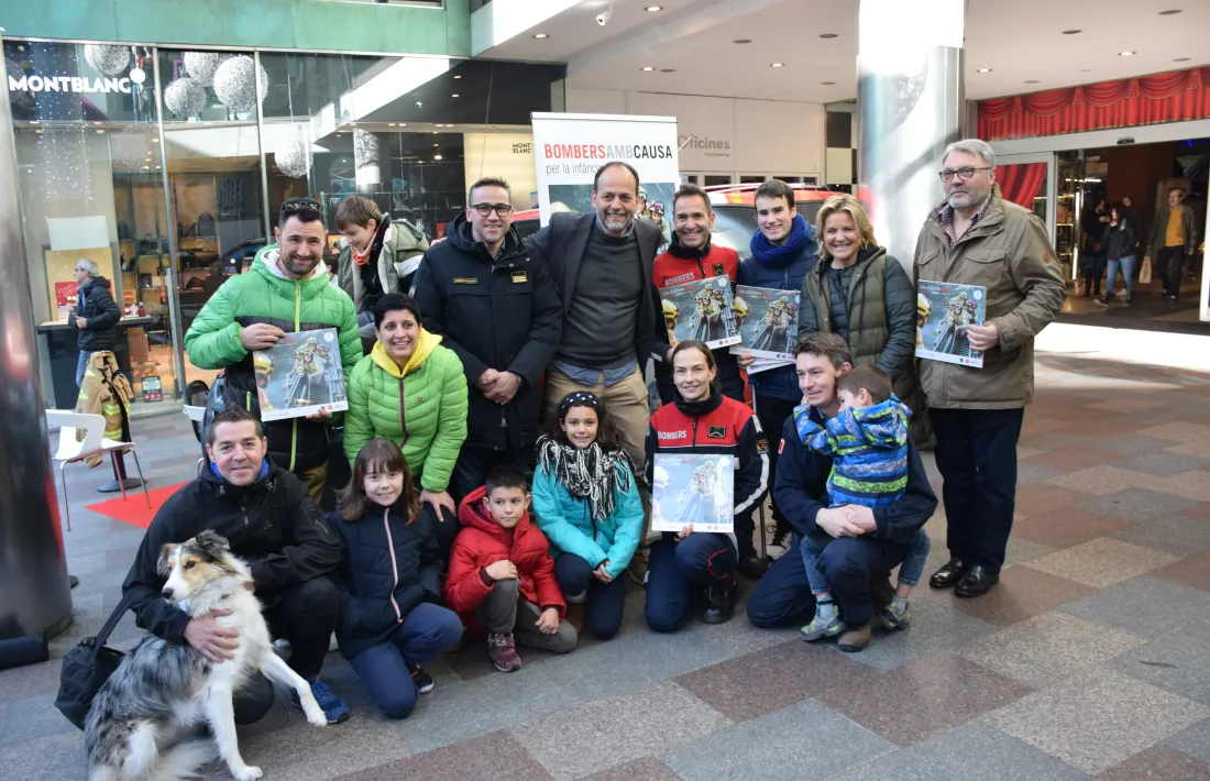 Els representants dels bombers de la Generalitat de Catalunya, de la Vall d'Aran, d'Andorra, representants de l'obra social de l'Hospital Infantil Sant Joan de Déu i els infants protagonistes del calendari.