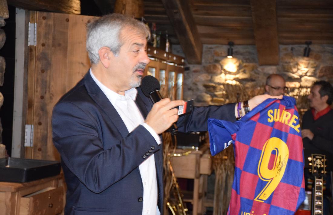 arlos Sobera amb la samarreta de Luís Suárez.