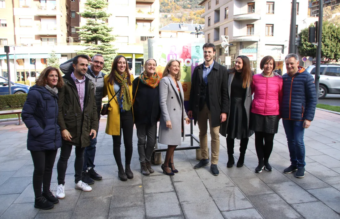 Els candidats de Desperta Laurèdia durant la penjada de cartells.