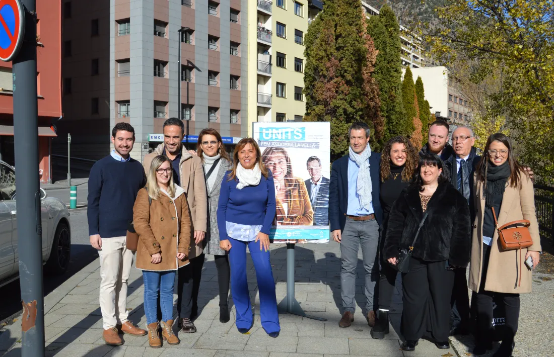 Els candidats d'En Comú per Andorra la Vella en l'enganxada de cartells.