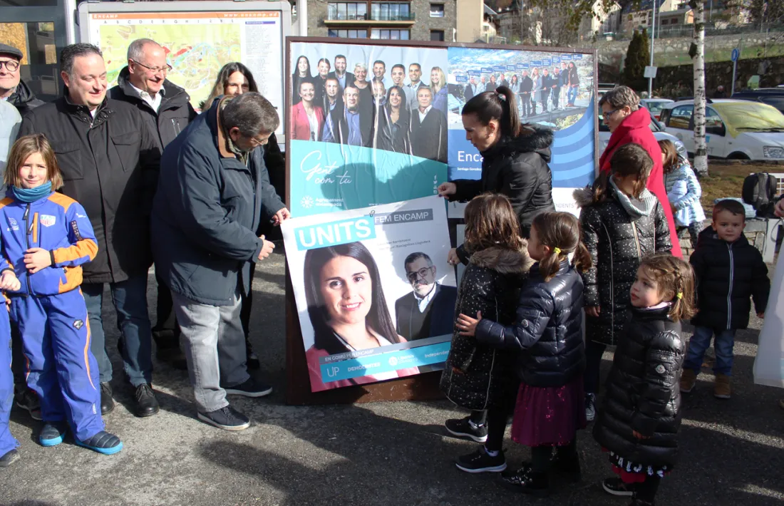 Els candidats d'Units per Encamp a la plaça dels Arínsols.