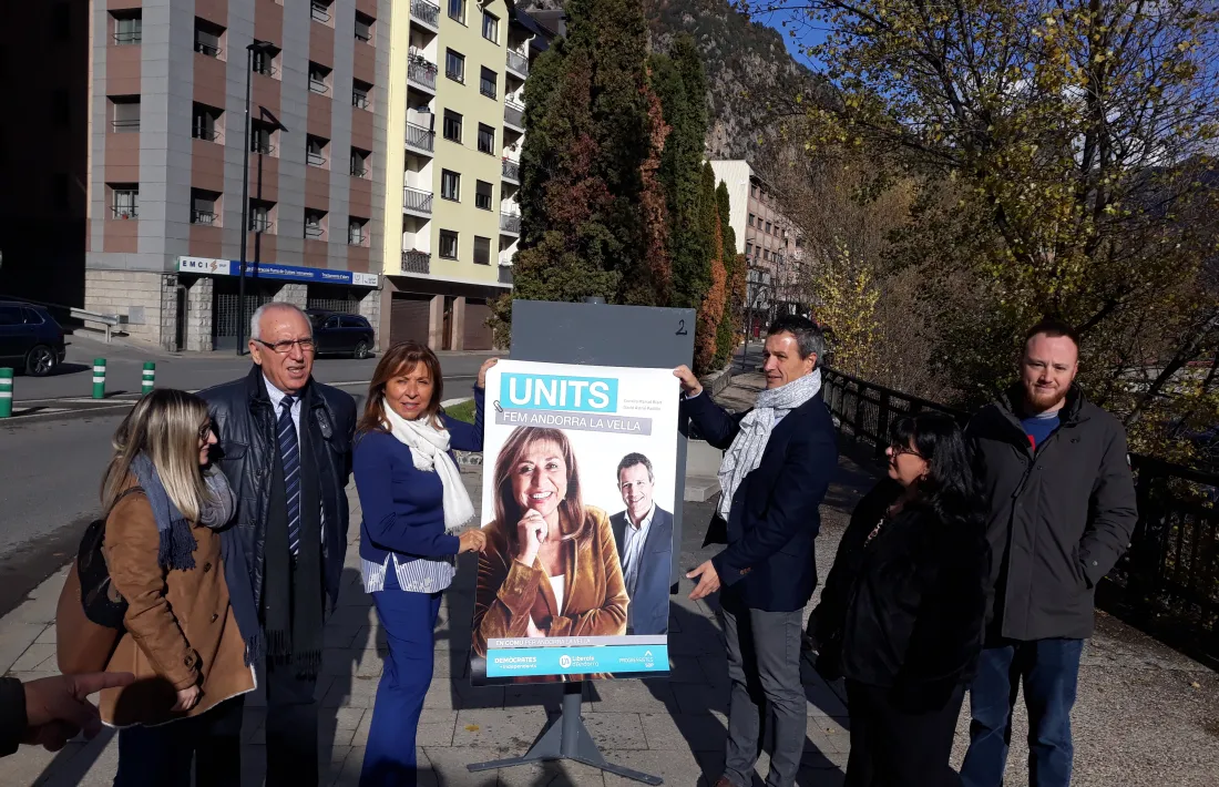 Els candidats d’En comú per Andorra la Vella en la penjada de cartells a Santa Coloma.