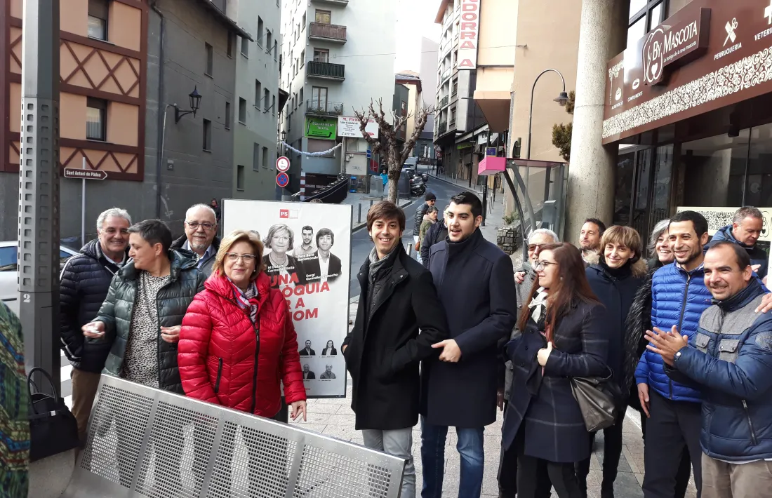 Els integrants de la llista del Partit Socialdemòcrata a la font de la Call.