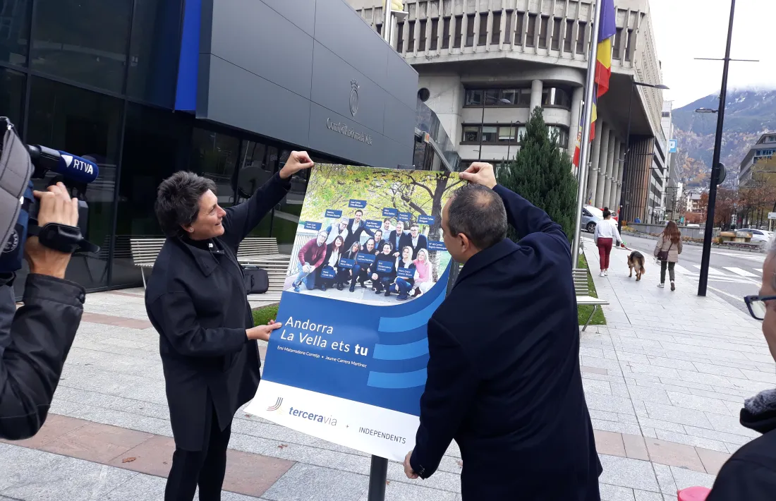 Els número u i dos de Terceravia de la capital enganxen el cartell al Prat de la Creu.