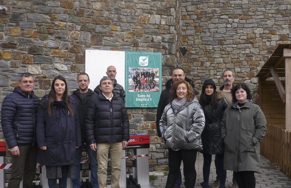 Objectiu Comú en l'enganxada de cartells, ahir.