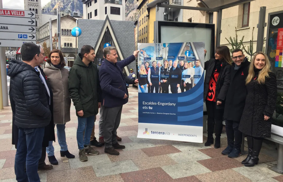 Els candidats de Terceravia mostren el seu cartell. 