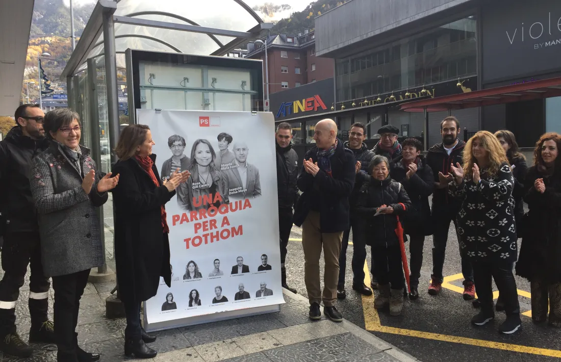 Els integrants de la llista del PS en el moment d’enganxar el cartell electoral.