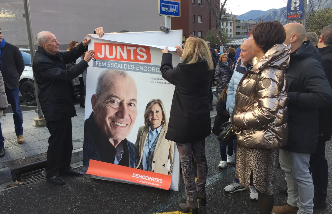 Miquel Aleix i Núria Barquín col·locant l’anunci de la seva candidatura.