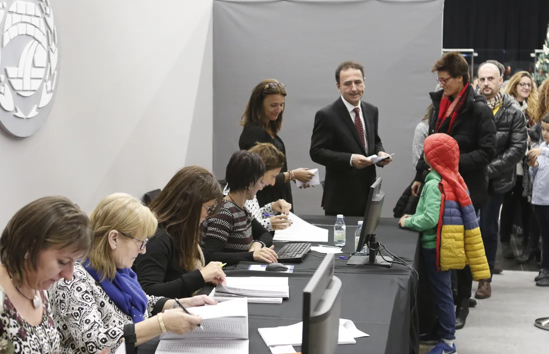 Electors esperen el seu torn per exercicir el seu dret a vot als comicis comunals del 2015.