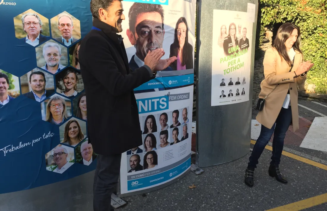 En comú per Ordino va ser l’últim partit a enganxar el cartell, a tocar de l’Auditori d’Ordino.