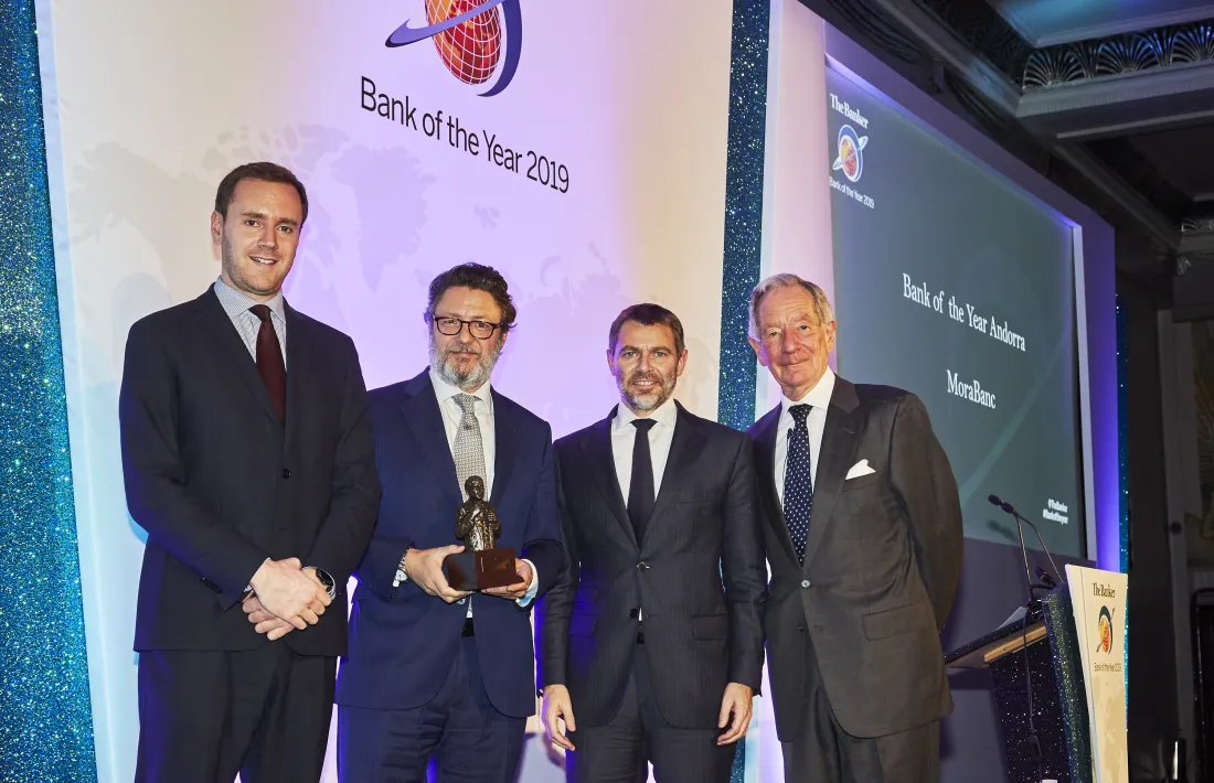 El moment de la recollida del premi.