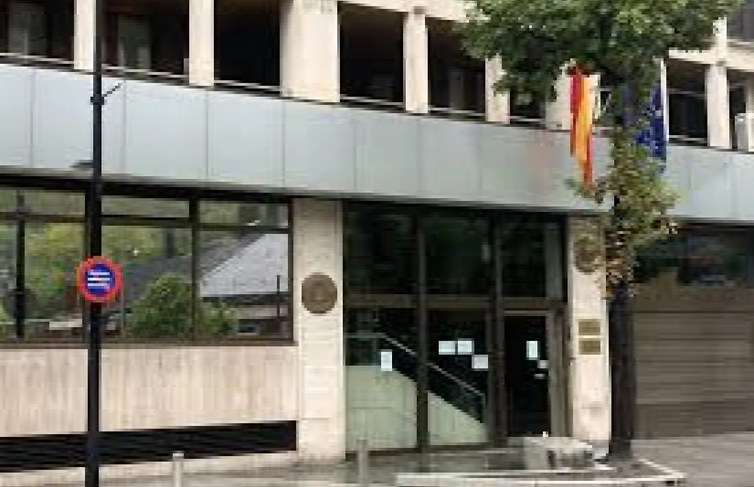 La façana de l'ambaixada espanyola.