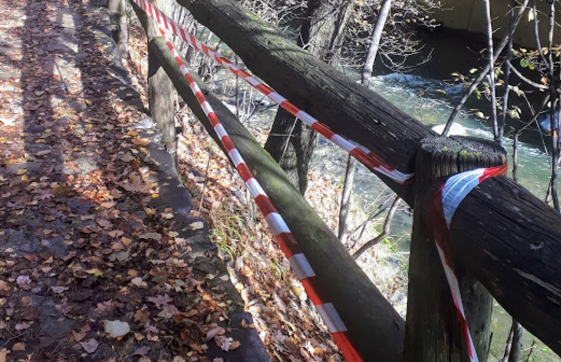 Imatge d’alguna de les zones que s’han delimitat pel mal estat de les baranes.