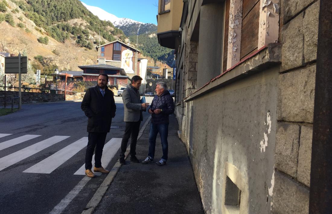 Josep Àngel Mortés, d’En Comú per Ordino, a la porta de l’antic Hotel Casamanya.