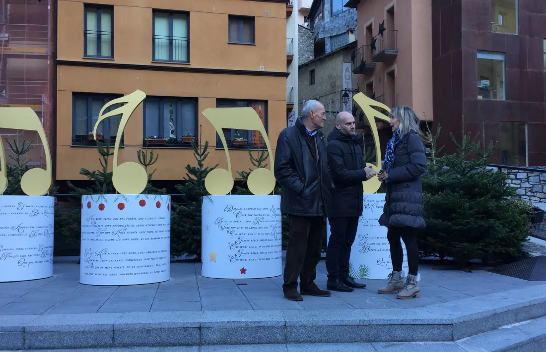Els candidats de Demòcrates passejant pel pont d’Engordany, ahir.