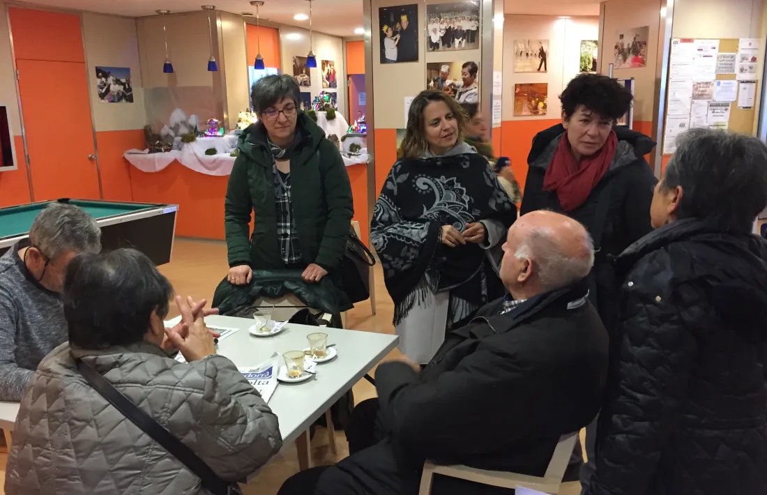 Les integrants de la llista del PS conversant amb padrins a la llar de jubilats, ahir.