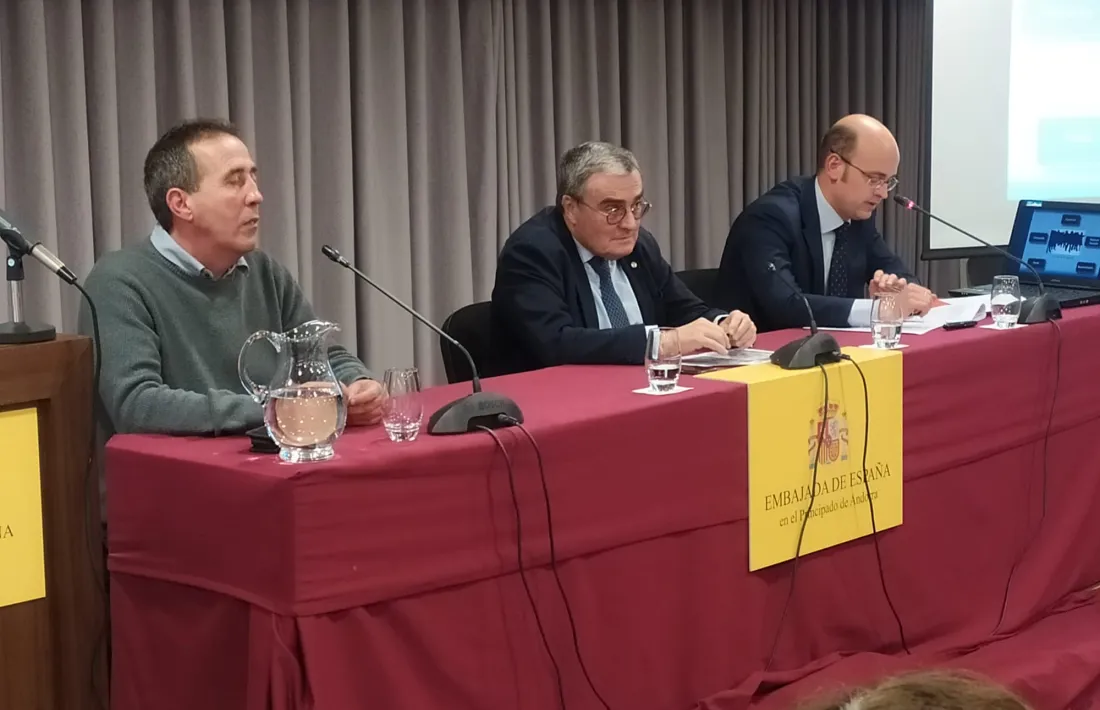 Ros i Corral en la xerrada d’ahir amb alumnes del María Moliner.