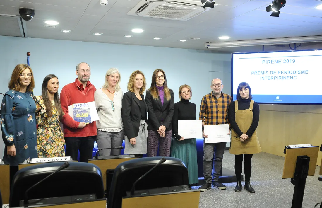Foto de família dels guanyadors de la 24a edició del Premi Pirene de periodisme interpirinenc.