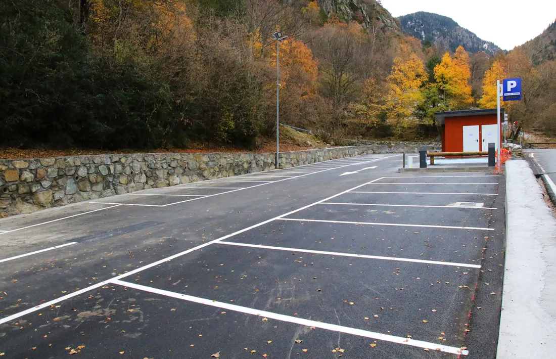 L'aparcament que es troba ubicat a l'entrada de la vall del Madriu.