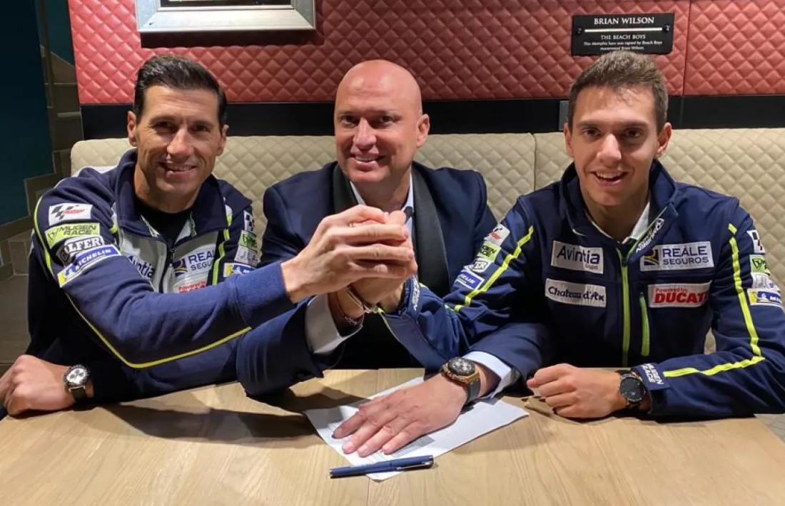 L’expilot Rubén Xaus, el responsable d’Avintia, Raúl Romero i Xavi Cardelús després de tancar l’acord amb l’equip del Principat.