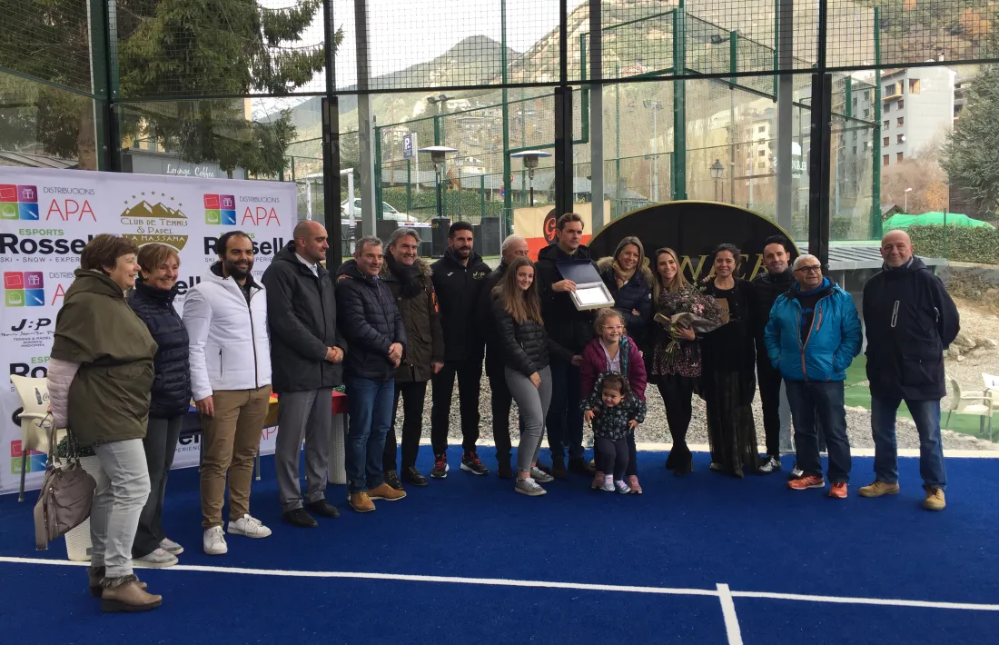 Jean-Baptiste Poux, ‘Jean Ba’, al centre de la imatge, acompanyat per la seva família i amics en l’anunci de la seva retirada.