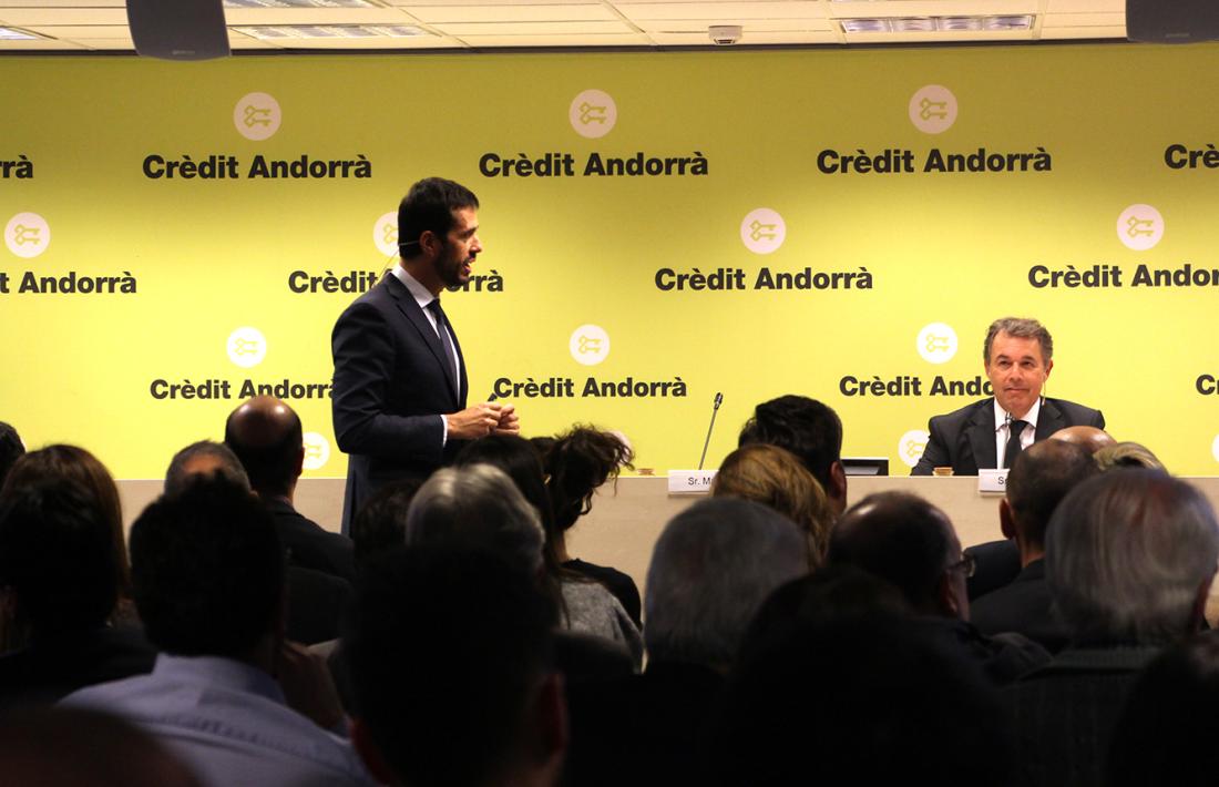 Antoni Bisbal, soci director de Crowe Andorra i especialista en l’àrea de fiscalitat i Gerardo Roca, advocat i soci responsable del departament legal de Crowe Spain, durant la xerrada.