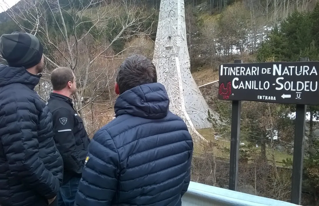 Els candidats d’Objectiu Comú, al mur d’escalada de davant la cascada de Moles.