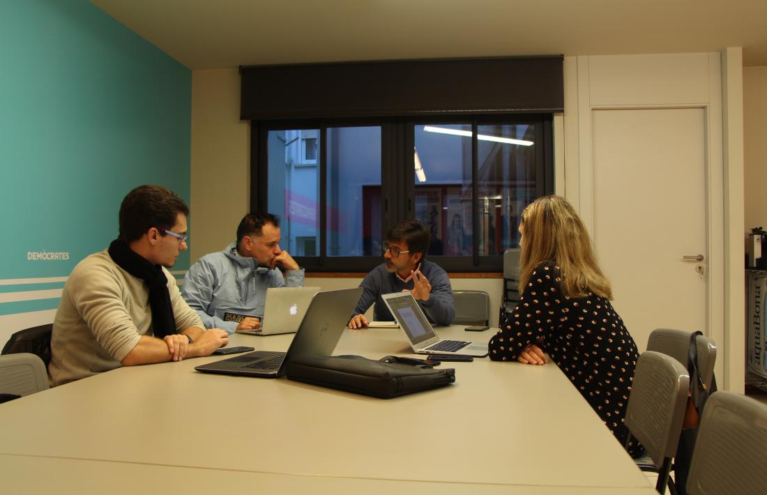 Els responsables de la campanya de Demòcrates en la reunió matinal de preparació de la jornada.