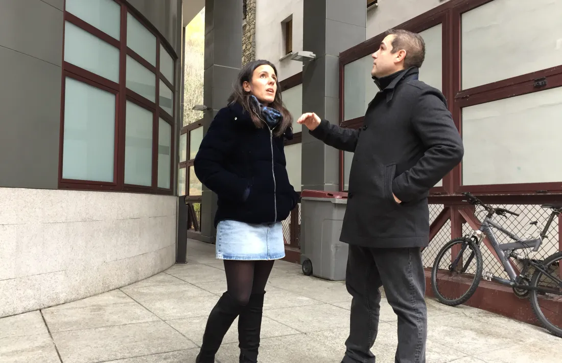 El candidat número 7, Enric Castellet, acompanyat de la número 6, Lorena Jordana, ahir a l’edifici comunal de Fiter i Rossell.