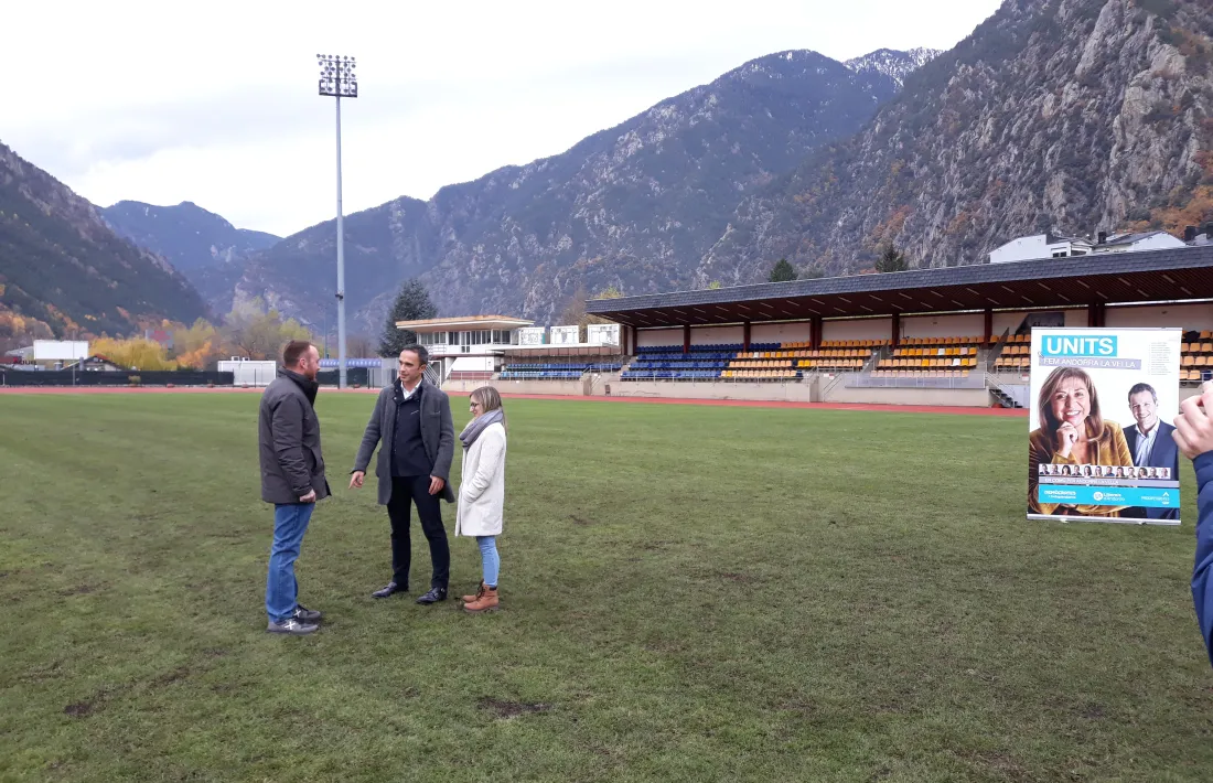 Cabanes amb Gerard Menardia i Letícia Teixeira da Silva a l’Estadi Comunal, ahir.