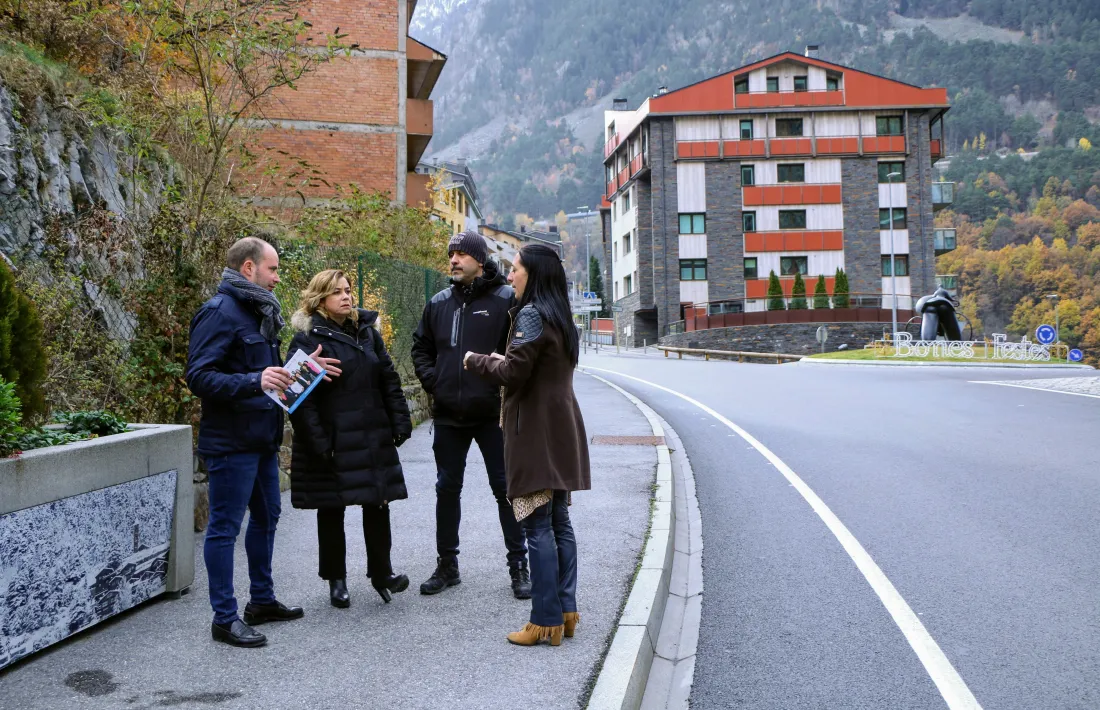 Candidats d'UxEE a la rotonda d'Engolasters, ahir.