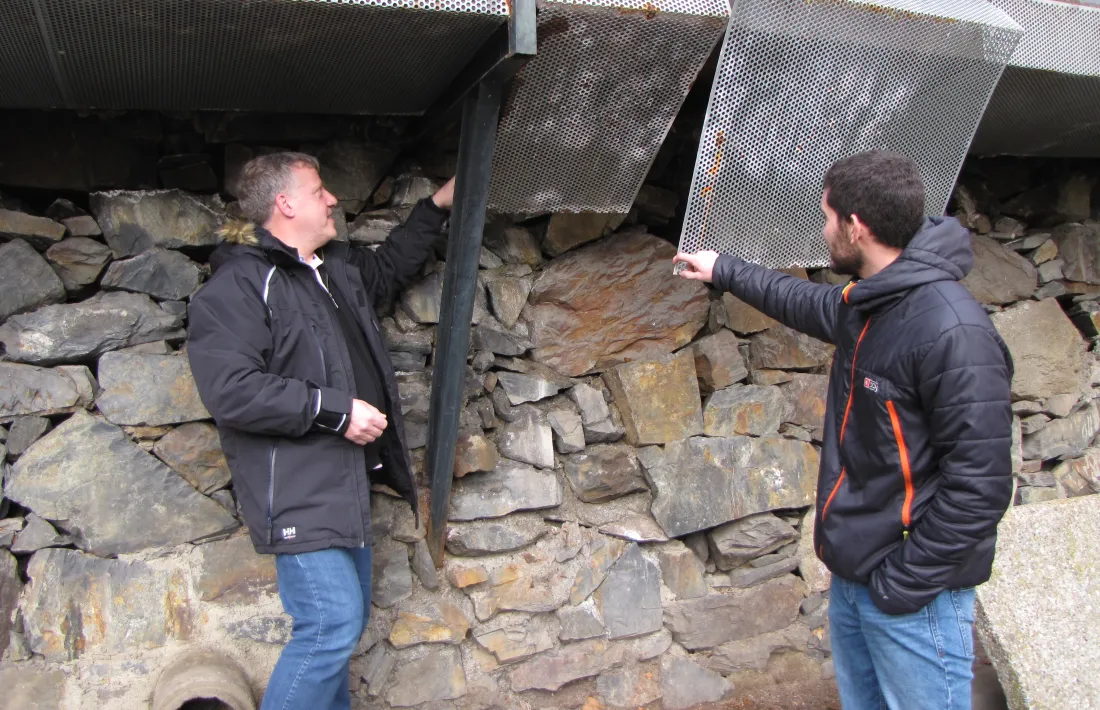 Els candidats de terceravia mostren el mal estat de la part de sota d'una voravia.