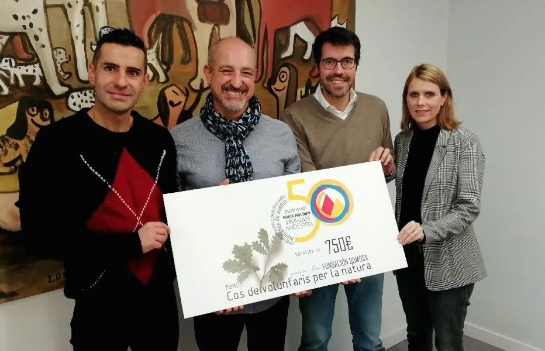 El moment de l'entrega del xec.