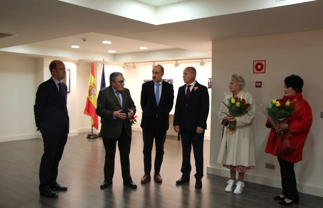 Ofrena floral a l'ambaixada d'Espanya per part de residents espanyols.