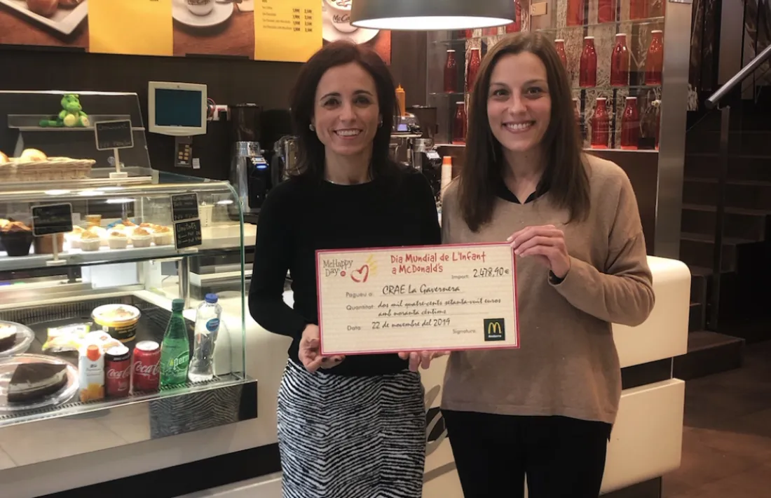 Marta Marinello fa entrega del xec a la directora del centre Aurembiaix Semis.