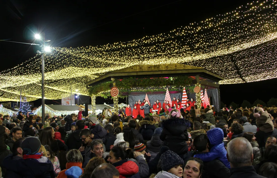 Un moment de l'encesa de llums a la plaça del Poble d'Andorra la Vella, on es troba el Mercat de Nadal