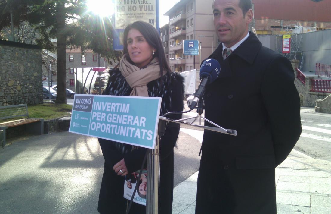 Laura Mas i Josep Maria Marot van parlar sobre reactivació comercial i hotelera davant de l’hotel Rosaleda.