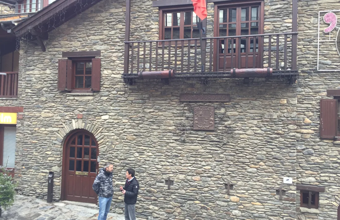 Jean-Michel Armengol i Esteve López, a la porta del Comú d’Ordino vell.