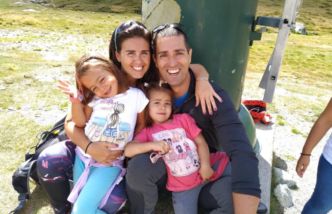 La candidata d'En Comú, Laura Mas, amb la seva família.