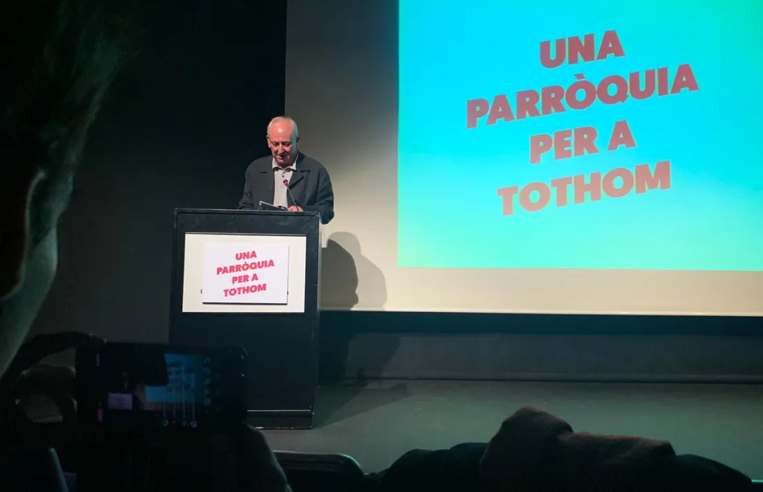 El cap de llista d’Units pel Canvi, al faristol de l’auditori Rocafort des d’on es va dirigir als fidels congregats a la reunió de poble.