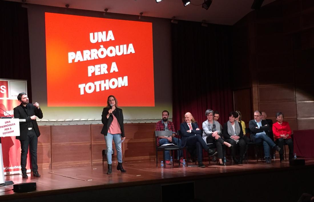 Rosa Gili durant la seva intervenció en la reunió de poble d’ahir.