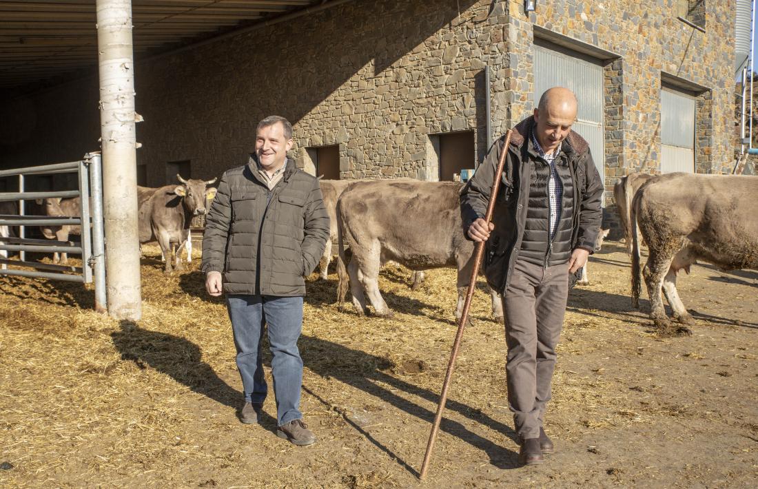 Els candidats de Terceravia-UL en una explotació ramadera, ahir.