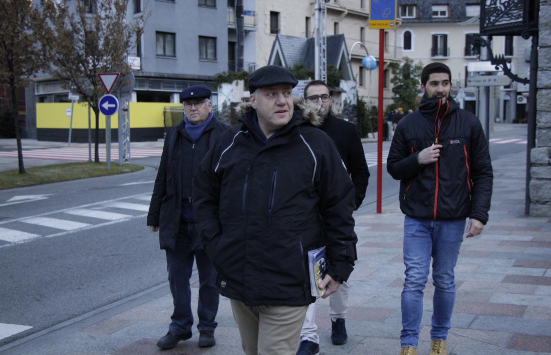 Integrants de la llista de Terceravia a la part alta d’Escaldes, ahir.