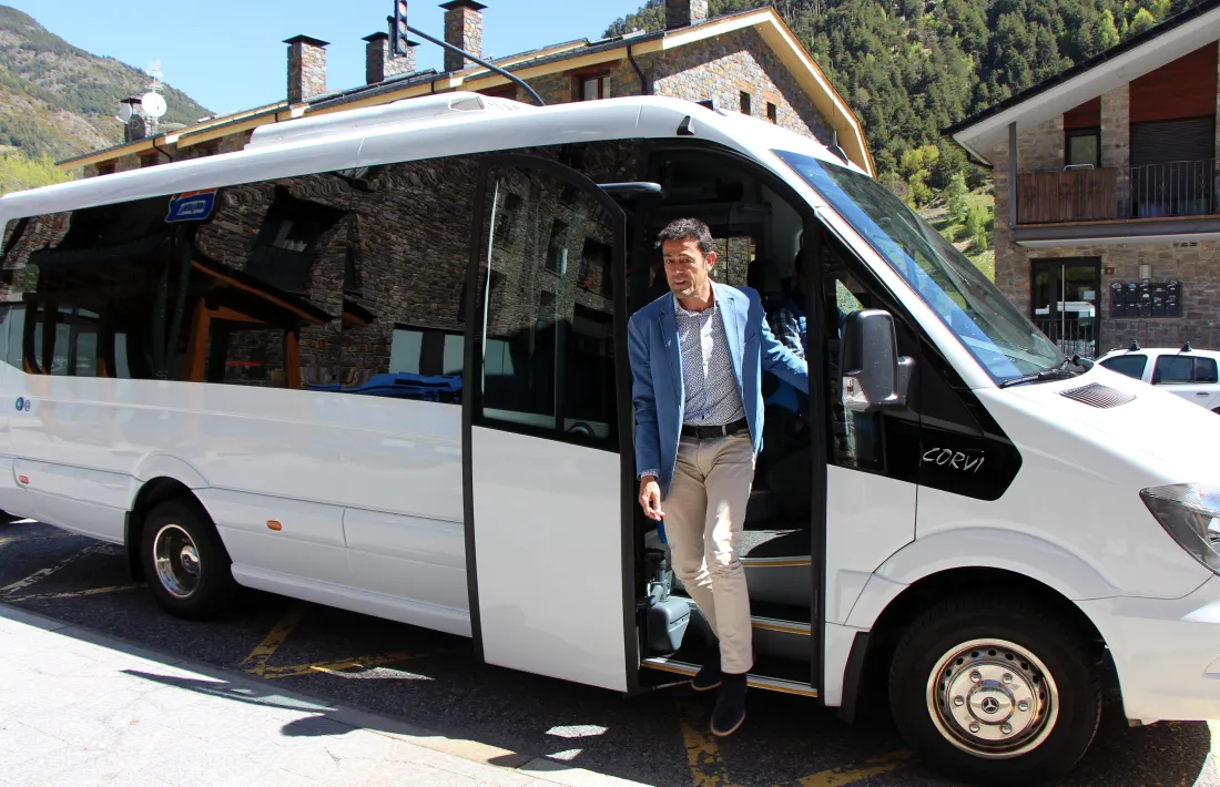 El cònsol major d'Ordino, Josep Àngel Mortés, baixa del nou bus parroquial.