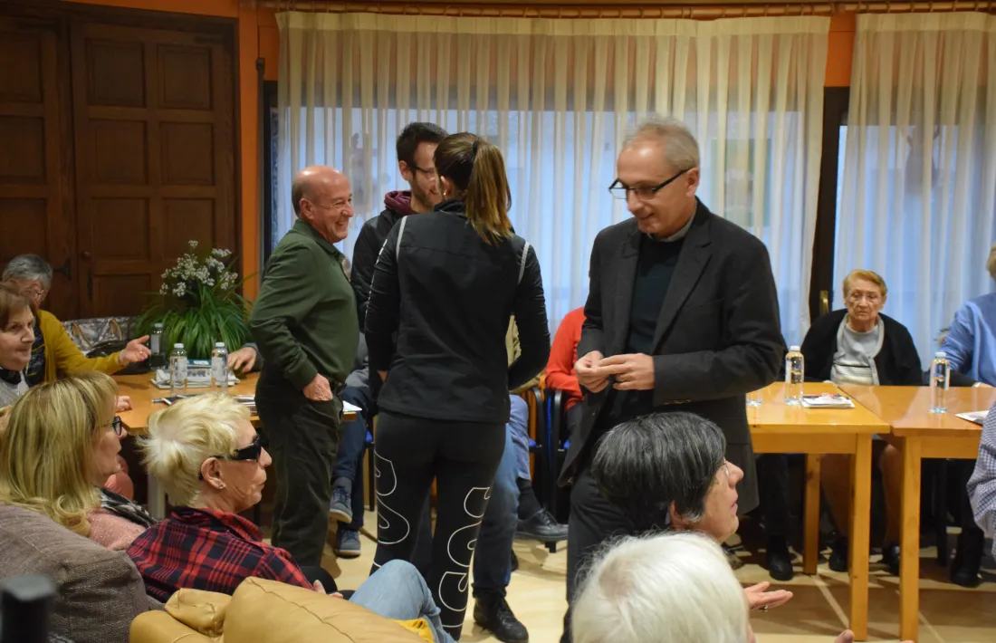 Un moment de la visita dels candidats demòcrates a la Casa dels avis.