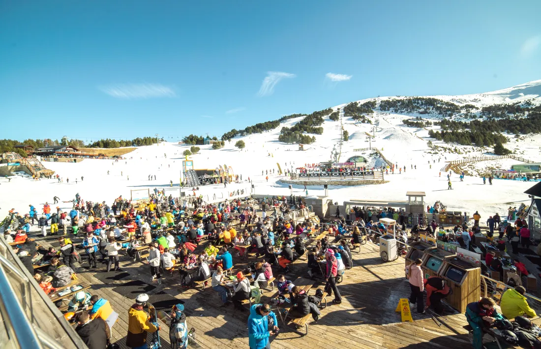 Una munió d’esquiadors en una de les zones de restauració de Grandvalira aquest cap de setmana.