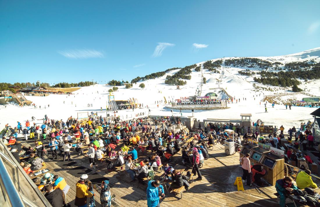 Una munió d’esquiadors en una de les zones de restauració de Grandvalira aquest cap de setmana.