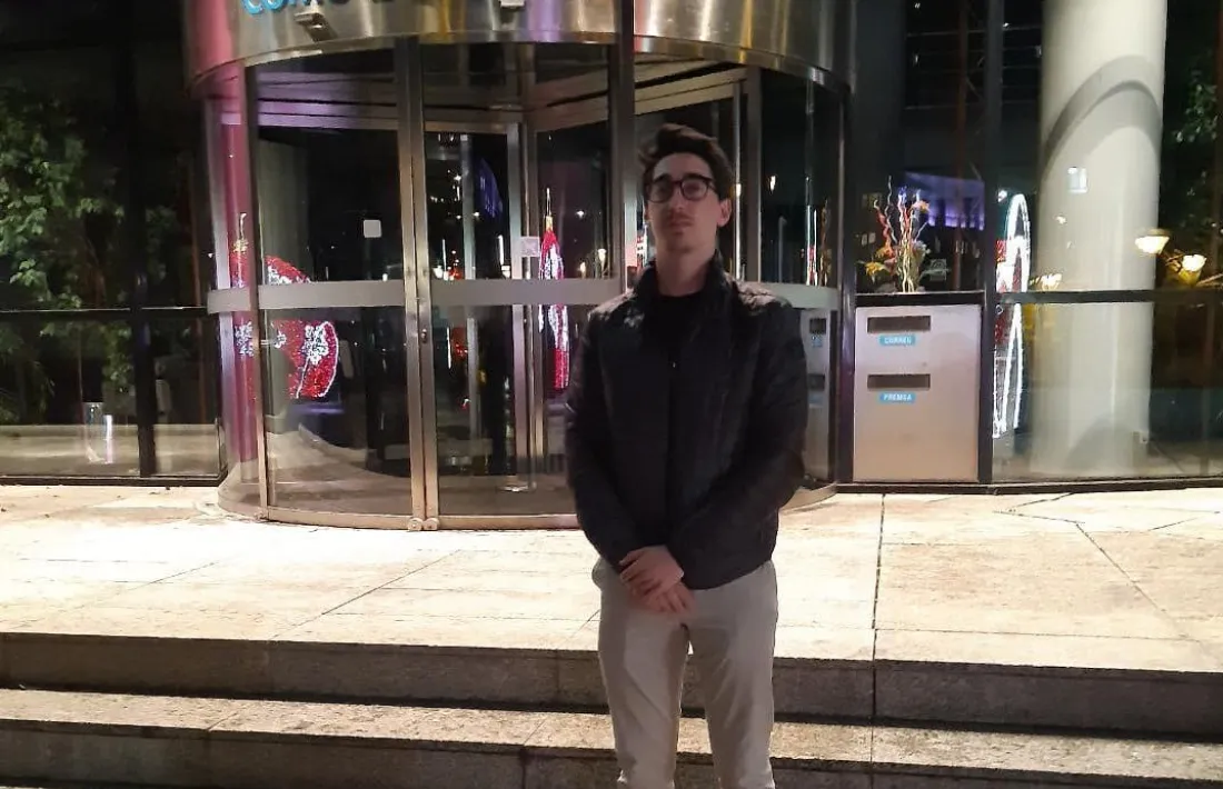 Àlex Calvo a la plaça dels Arínsols, davant del Comú d’Encamp, ahir a la tarda.